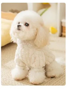 Detail van schattige huisdier fleece kleding, zachte warme truien met twee poten voor honden.