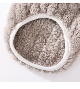 Gedetailleerd overzicht van huisdier fleece kleding, zachte pluche stof met elastische kraag.