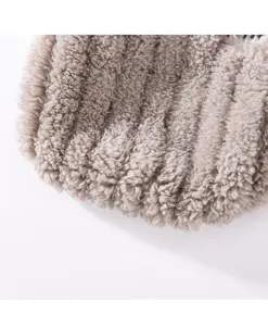 Close-up detail van zachte pluizige fleece huisdierenkledingstof, gezellig warm voor de winter.