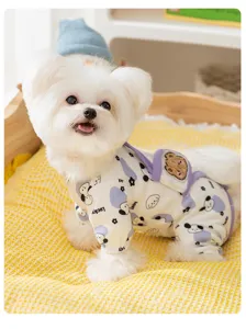 Adorable mono transpirable de cuatro patas para mascotas con parche de oso y diseño tierno.