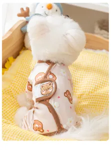 Vista detallada de un simpático mono de cuatro patas para mascotas con diseño de osito.