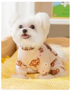 Primer plano detallado de ropa para mascotas con un bonito patrón de oso para perros pequeños.