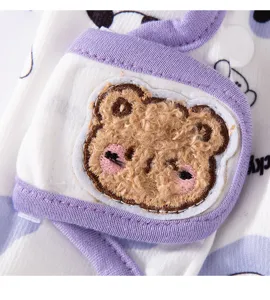 Detalle de ropa de perro gato lindo con parche de oso esponjoso y ribete morado transpirable