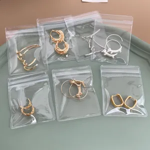 Vue détaillée de boucles d'oreilles de mode assorties emballées dans des sachets transparents.