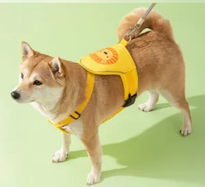 Dettaglio del imbracatura gialla per animali con simpatico design da leone per cani.
