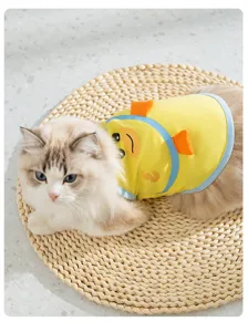 Dettaglio vestiti per gatti estivi con cartoni animati, gilet comodo per cani di piccola taglia.