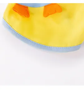 Primo piano dettaglio di abbigliamento per animali con tessuto giallo e finiture blu.