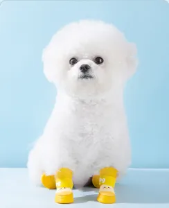 Dettaglio degli stivali da pioggia per animali in silicone giallo per cani piccoli, impermeabili.