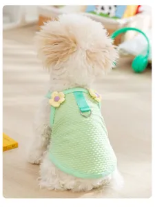 Haustier Weste Detail mit 3D Blumen Dekor und grünem Strukturgewebe für kleine Hunde und Katzen.