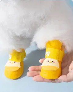Stivali da pioggia impermeabili in silicone per cani con simpatico decoro pulcino dettaglio
