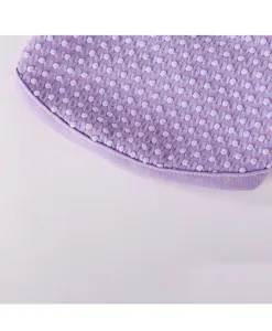 Detaillierte Nahaufnahme des violetten strukturierten Blasenstoffs mit sauberer Randfassung.