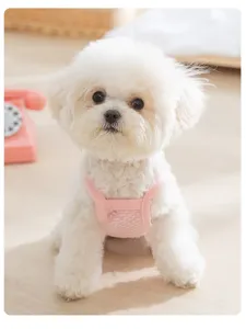Detailaufnahme des süßen rosa Mesh-Hundegeschirrs, atmungsaktive Welpenkleidung.