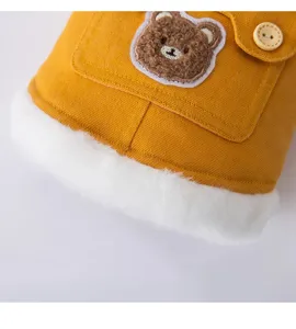 Detail van wintervest voor kleine honden, warme pluche voering en schattige berenpatch.