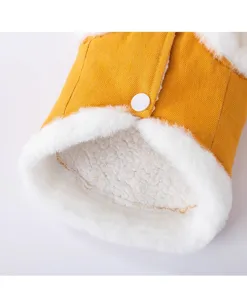 Detailopname van het gele spijkerjack voor huisdieren met zachte witte fleece voering.