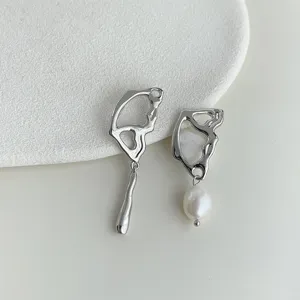 Exquisite asymmetrical liquid metal earrings featuring elegant pearl pendants for chic style.