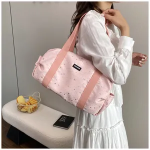 Sac à bandoulière pour femme rose décontracté, grand sac de voyage léger et pratique.