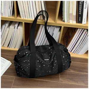 Vue détaillée du sac de voyage noir étoilé avec poignées solides pour le yoga et les petits voyages.