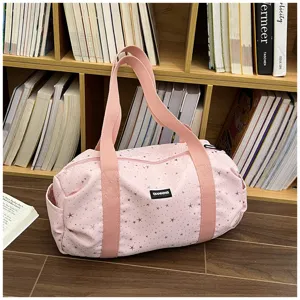 Vue detaillee du sac de voyage rose imprime etoiles, sac a main sport de loisir avec sangles.