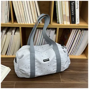 Sac de voyage sportif gris avec motif etoiles, grand sac fourre-tout pour yoga et court sejour.