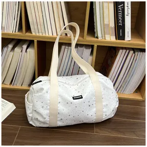 Vue en gros plan du sac de voyage décontracté avec un élégant motif d'étoiles grises.