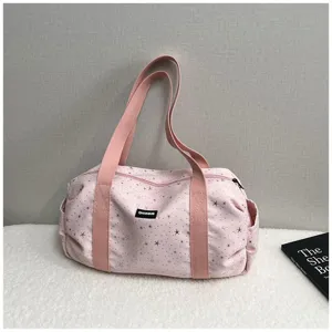 Detail de sac de voyage de loisirs a motif d'etoiles roses, grand sac de sport et fitness.