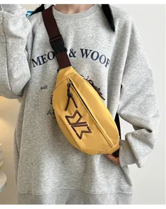 Lässige gelbe Brusttasche mit verstellbarem braunen Gurt für Sport und Reise im Alltag.