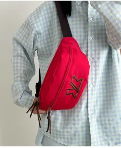 Modische rote Brusttasche für Alltag, vielseitige Umhängetasche mit Reißverschluss und Design.