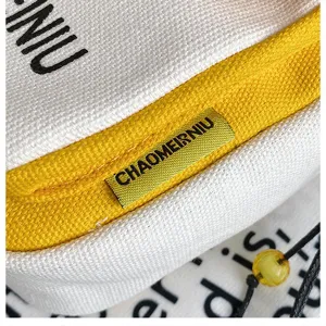 Borsa a tracolla in tela dettaglio, tessuto bianco e giallo con etichetta tessuta.