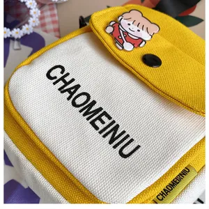 Borsa a tracolla in tela gialla e bianca per donna, piccola borsa carina con spilla animata.