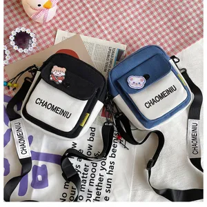 Borsa a tracolla in tela da donna, graziosa borsa studentesca in stile coreano con simpatico badge.