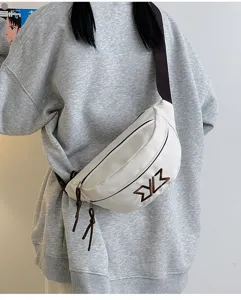 Lässige Streetwear Brusttasche für Damen und Herren, weiße Umhängetasche mit großem Fächer.