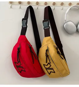 Detaillierte Nahaufnahme von zweifarbigen Brusttaschen, die an praktischen Wandhaken hängen.