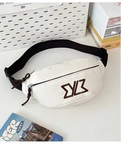 Lässige weiße Brusttasche Detail, trendige Umhängetasche mit Gurt und brauner Logo-Bestickung.