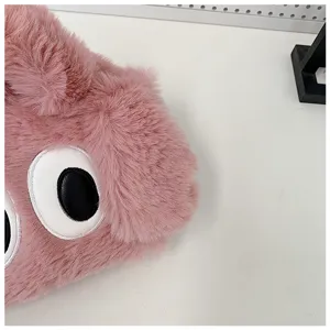 Sac à main peluche rose duveteuse avec yeux brodés, sac bandoulière hiver confortable pour femme.