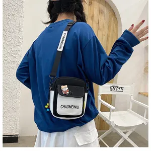 Dettaglio borsa a tracolla in tela che mostra design a contrasto bianco e nero e cinghie.