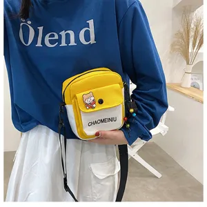 Piccola borsa a tracolla in tela da donna, stile casual e alla moda con design colorato.