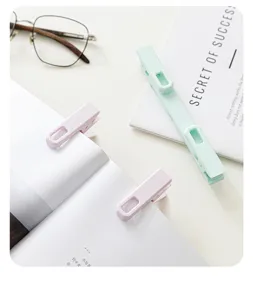 Kunststoff Doppelbuchklammern für Schülertestpapier und Datenbindung Schreibtisch Detail.