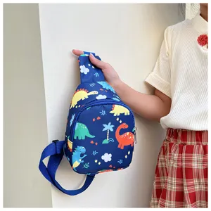 Dettaglio borsa a tracolla bambini con stampa dinosauro, marsupio blu leggero per uso quotidiano.
