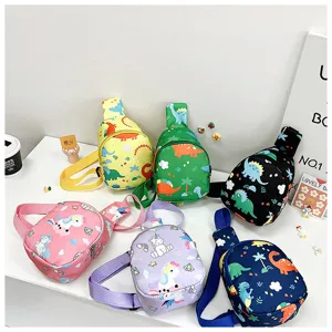 Dettaglio borsa petto stampa dinosauro unicorno, borsa a tracolla carina per bambini.