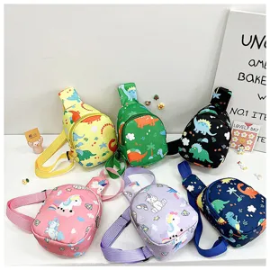 Dettaglio borsa petto bambini, stampa cartone animato dinosauro e unicorno stile tracolla.