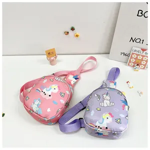 Vista dettagliata della borsa da petto per bambini, borsa a tracolla unicorno rosa e viola.