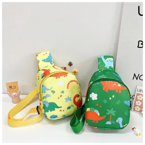 Dettaglio della borsa petto dinosauro cartone animato carino con stampa vivace e zip resistente.