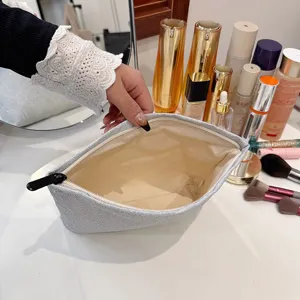 Zilveren glitter cosmetische tas voor vrouwen, draagbare make-up opbergpouch en clutch.
