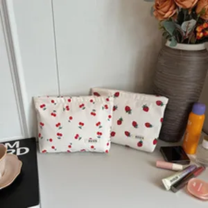 Canvas cosmetische etui met schattige kersen- en aardbeienprints, ideale opbergtas.