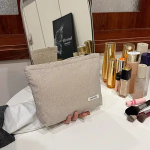 Gedetailleerd overzicht van glitter cosmetisch tasje, elegante clutch voor dagelijkse make-up.