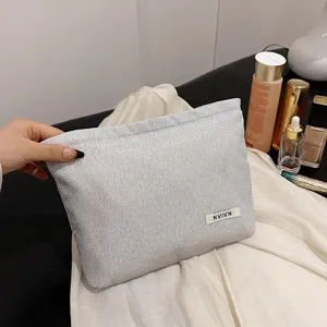 Zilveren glitter cosmetische tas detailweergave, grote capaciteit make-up pouch.