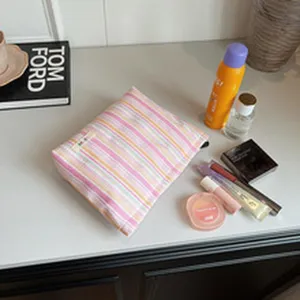 Roze gestreepte cosmetische tas detail met grote capaciteit voor dagelijkse make-up.