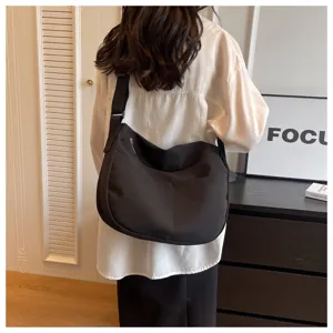 Grand sac bandouliere en toile unie pour femmes, fourre-tout decontracté et polyvalent pratique.
