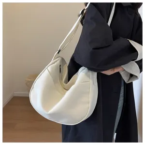 Vue détaillée du sac à bandoulière souple et minimaliste de grande capacité crème.