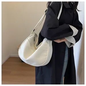 Sac porté épaule hobo minimaliste blanc, tissu souple grande capacité pour usage quotidien.